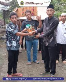PENYERAHAN AKTA KEMATIAN ALMARHUM AGUS WIJIYANTO KEPADA PIHAK KELUARGA